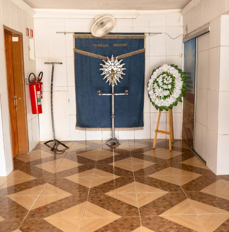 Interior aconchegante da capela de velório em Canoas